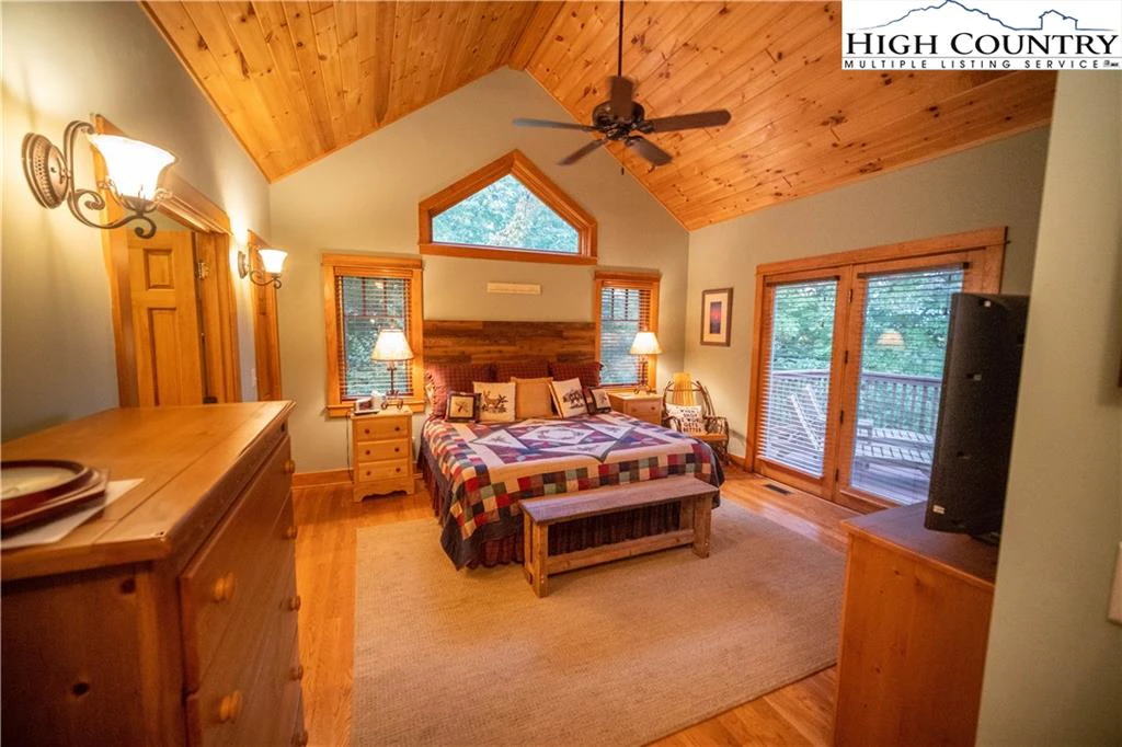 Image number 43 for the current listing