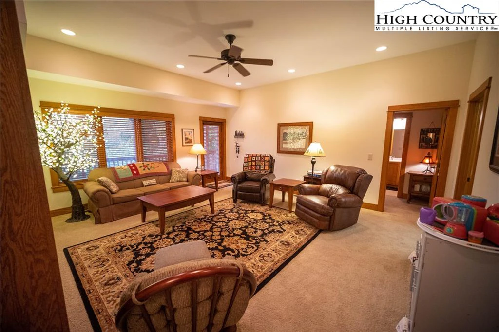 Image number 3 for the current listing