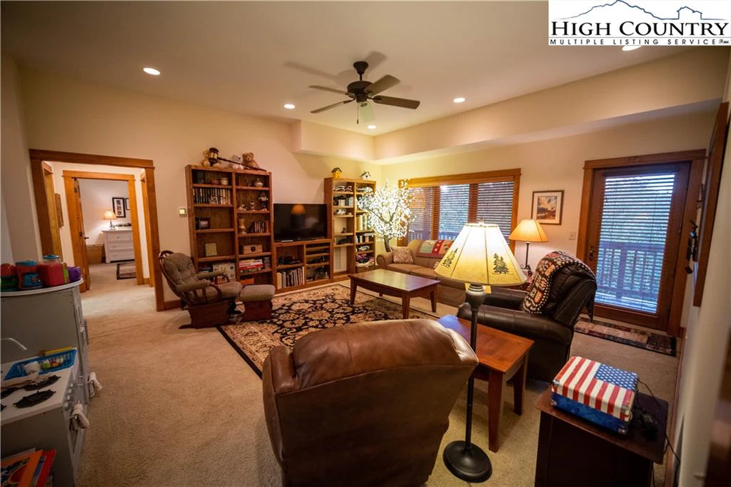 Image number 4 for the current listing