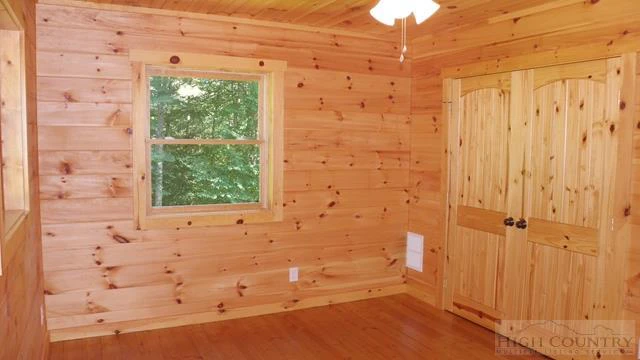 Image number 2 for the current listing