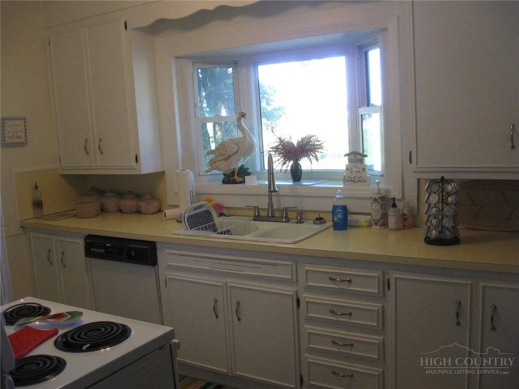 Image number 11 for the current listing