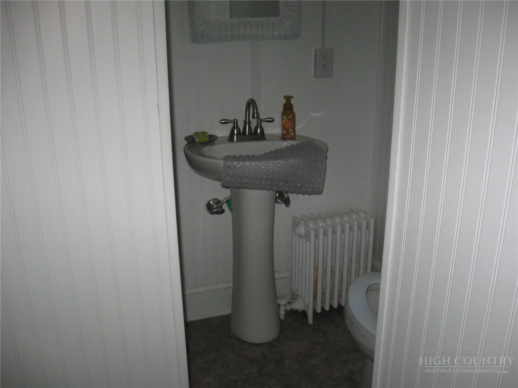 Image number 18 for the current listing