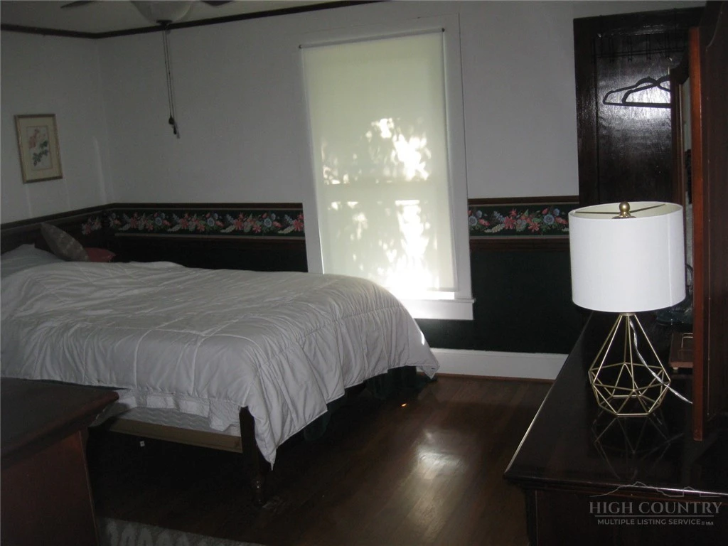 Image number 19 for the current listing