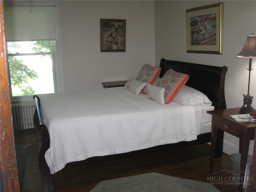 Image number 20 for the current listing
