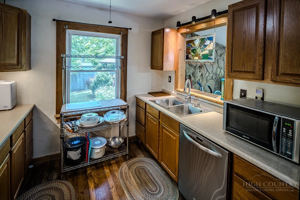 Image number 18 for the current listing
