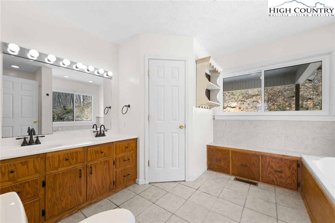 Image number 3 for the current listing