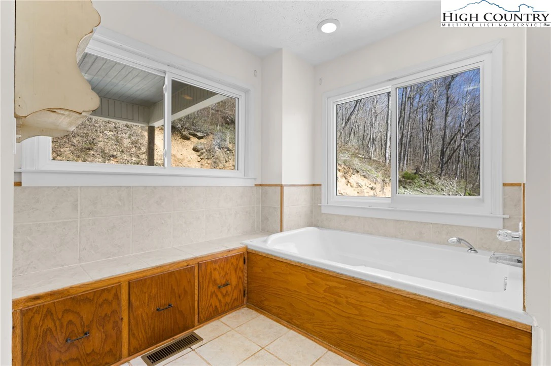 Image number 4 for the current listing