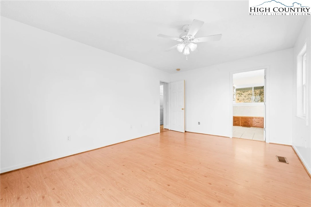 Image number 14 for the current listing