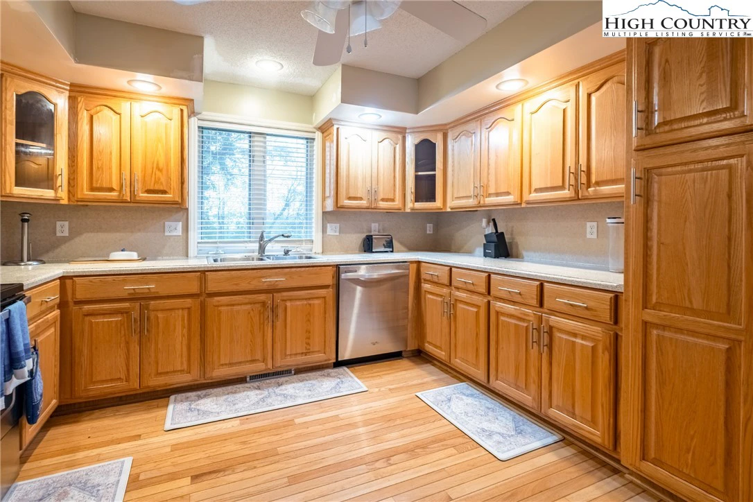 Image number 3 for the current listing