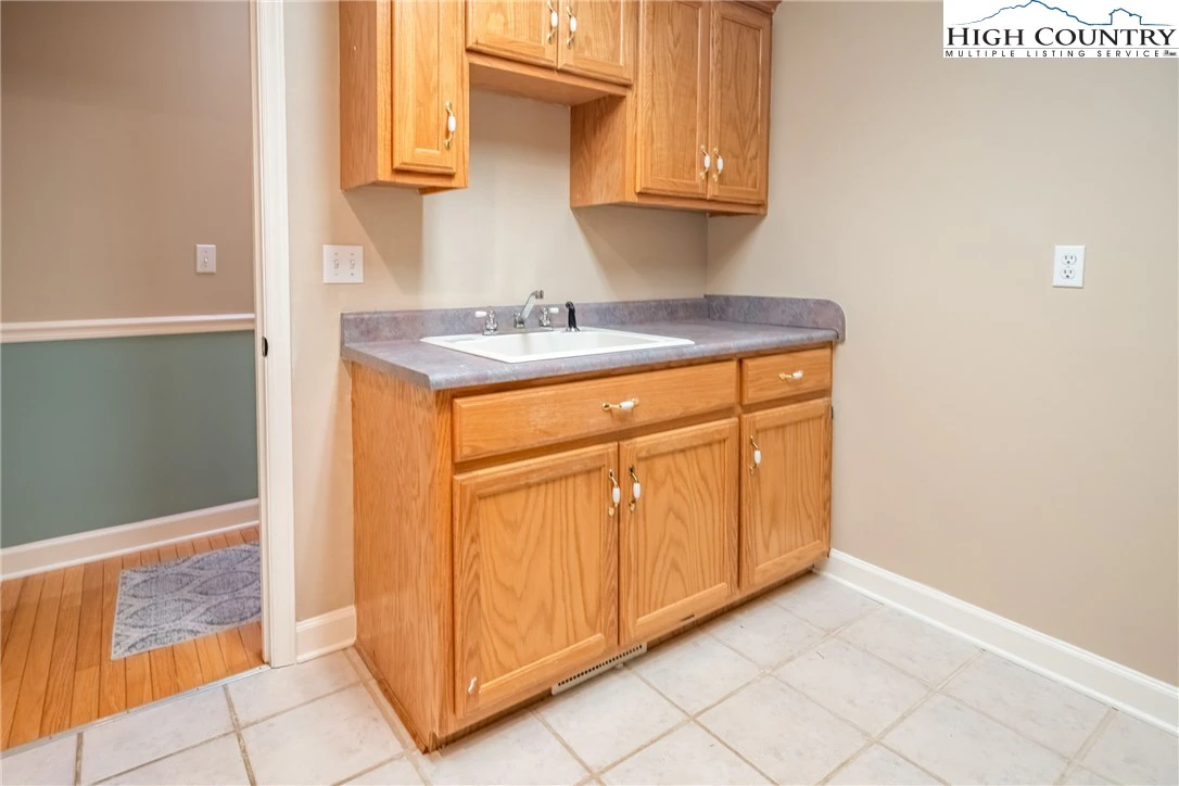 Image number 6 for the current listing