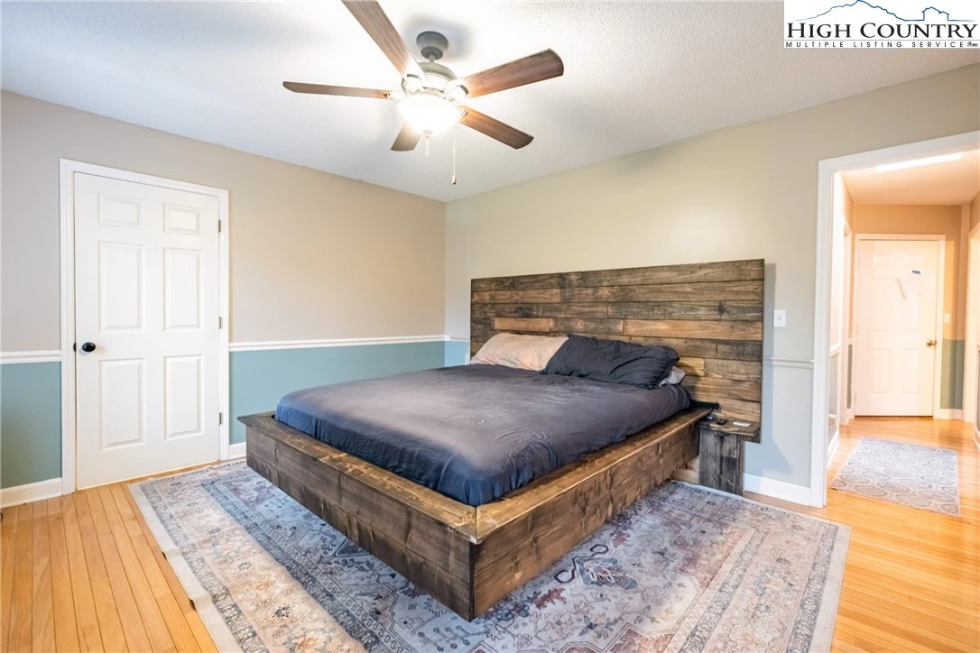 Image number 9 for the current listing