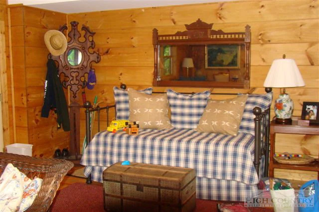 Image number 17 for the current listing