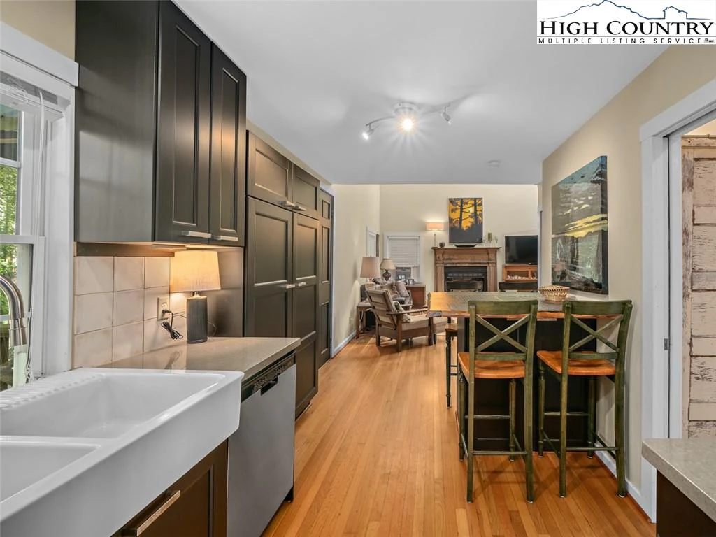Image number 21 for the current listing