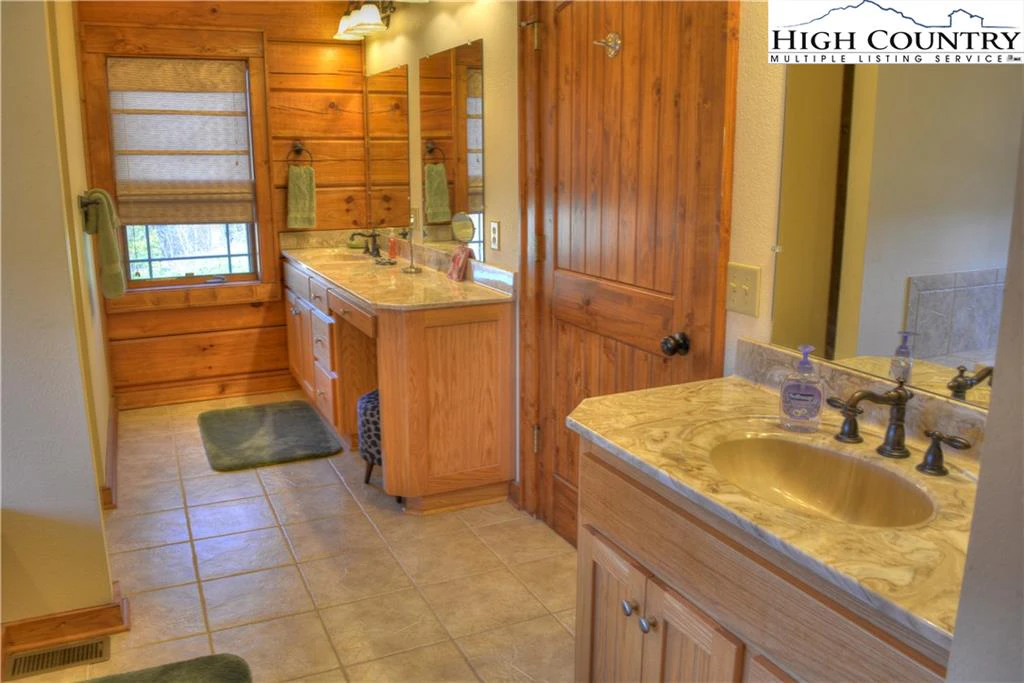 Image number 4 for the current listing
