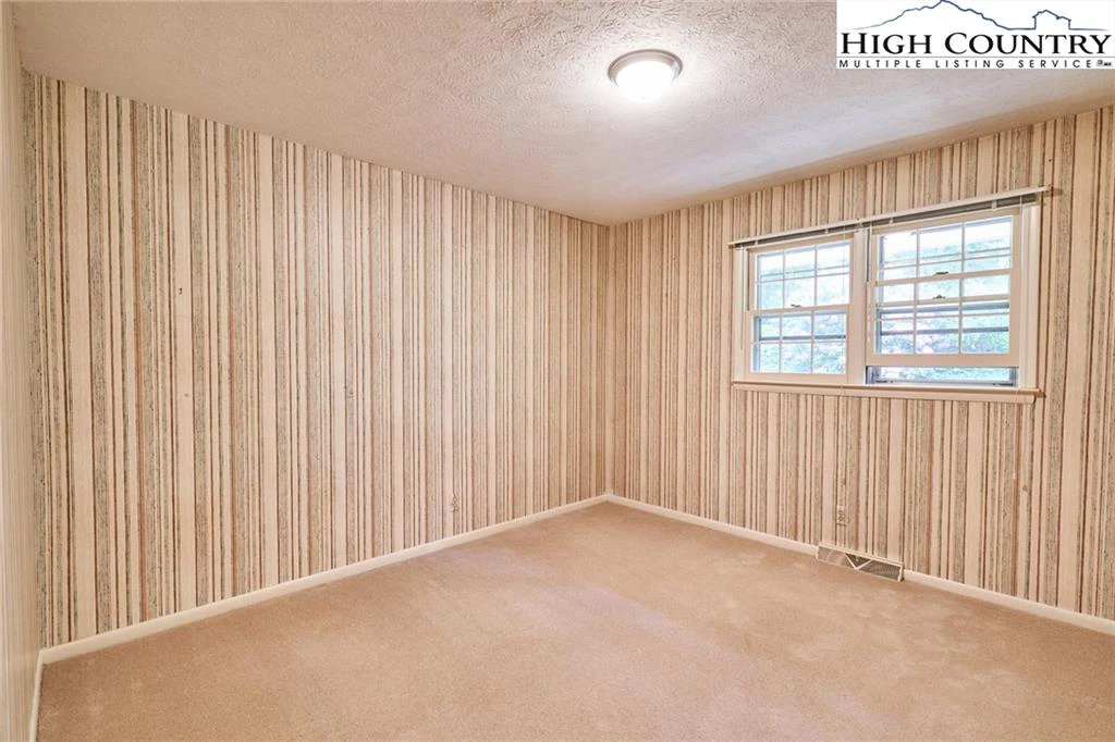 Image number 19 for the current listing