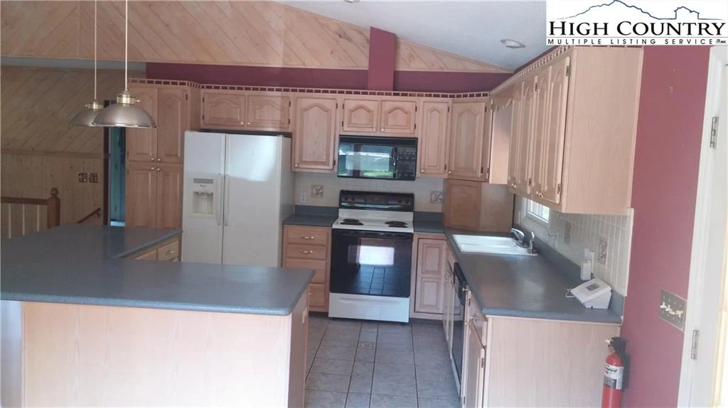 Image number 17 for the current listing