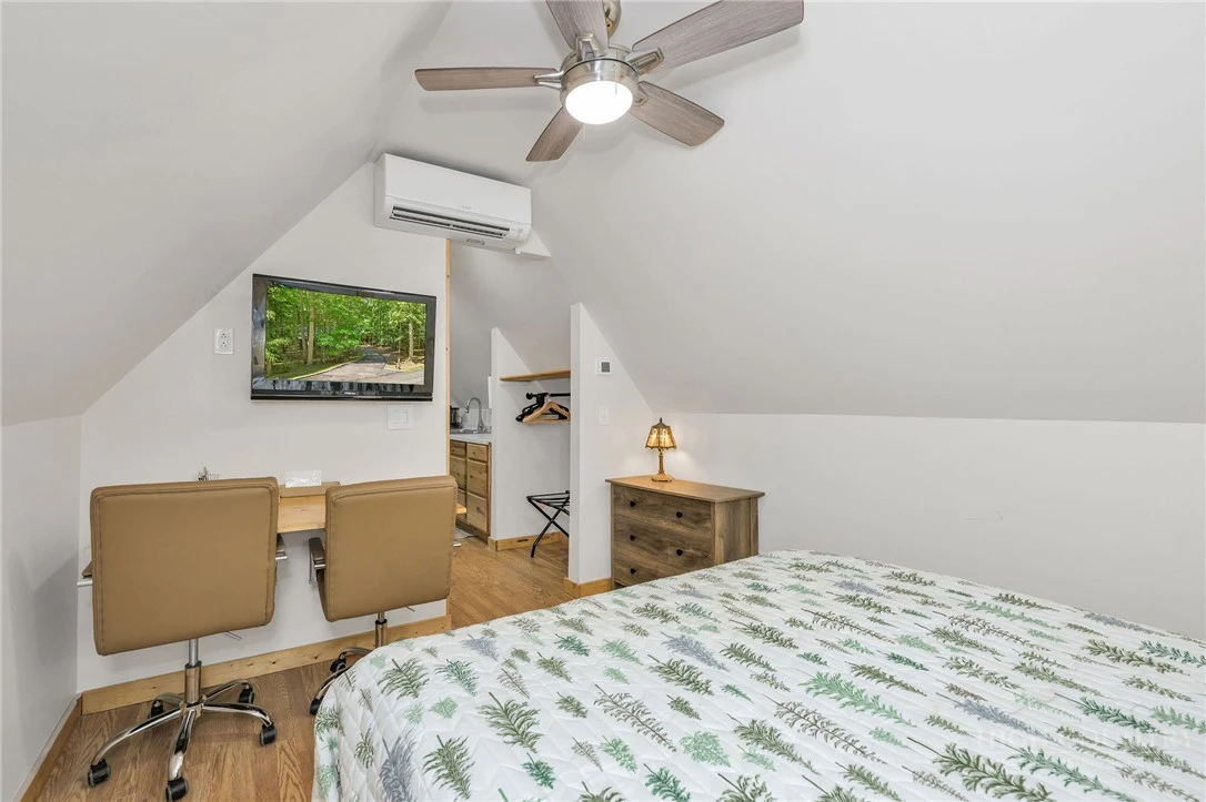 Image number 18 for the current listing