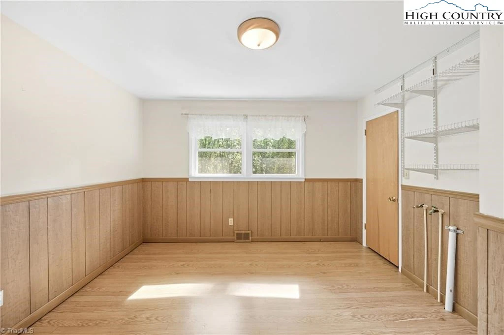 Image number 13 for the current listing