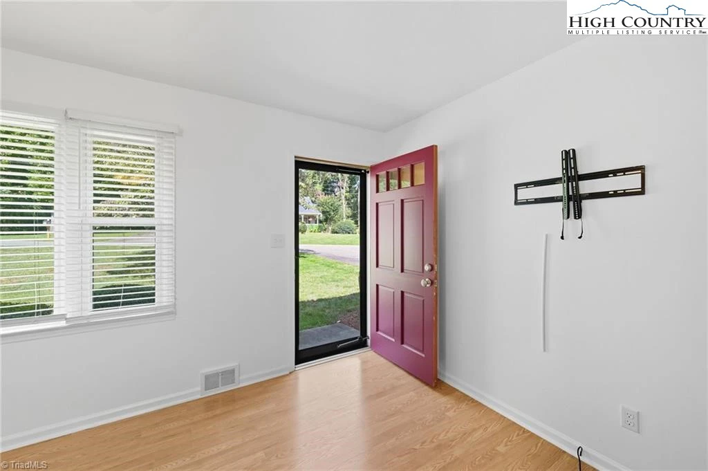Image number 4 for the current listing