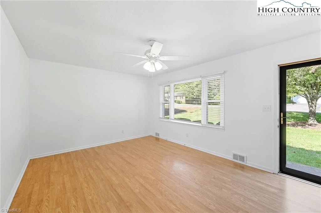 Image number 5 for the current listing