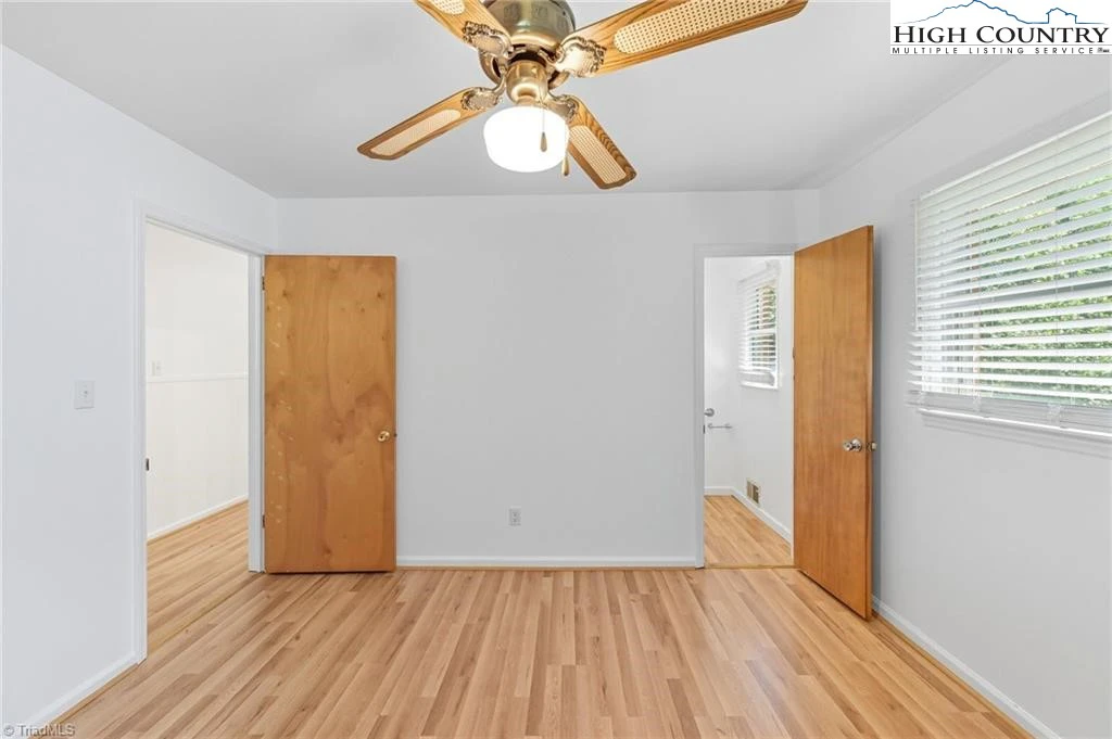 Image number 11 for the current listing