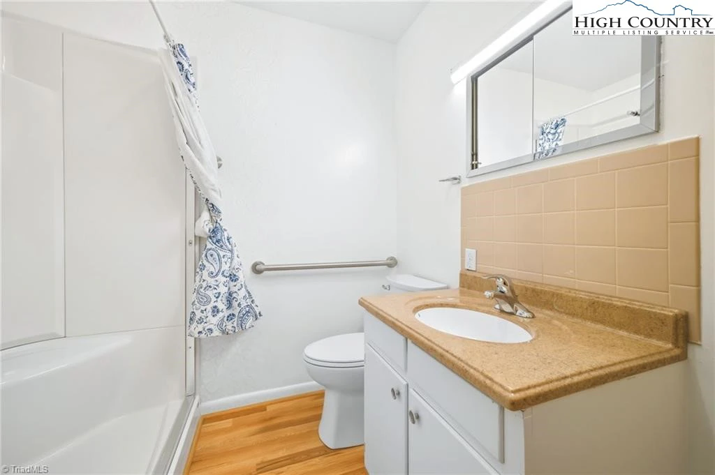 Image number 15 for the current listing