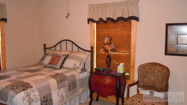 Image number 3 for the current listing