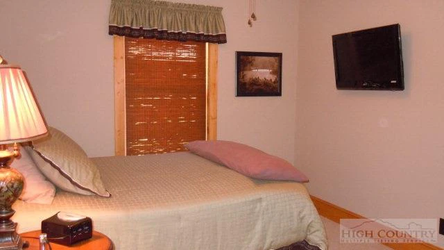 Image number 8 for the current listing