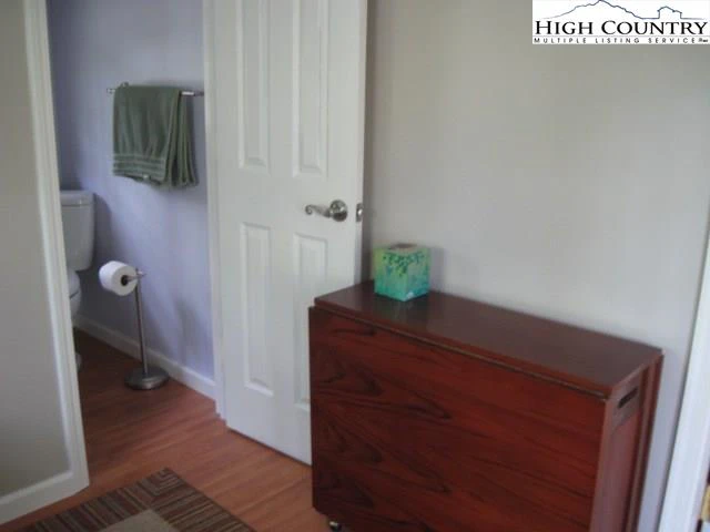 Image number 11 for the current listing