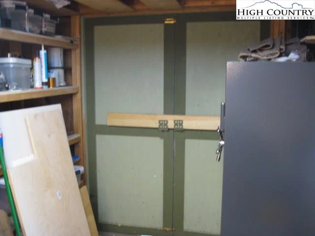 Image number 14 for the current listing