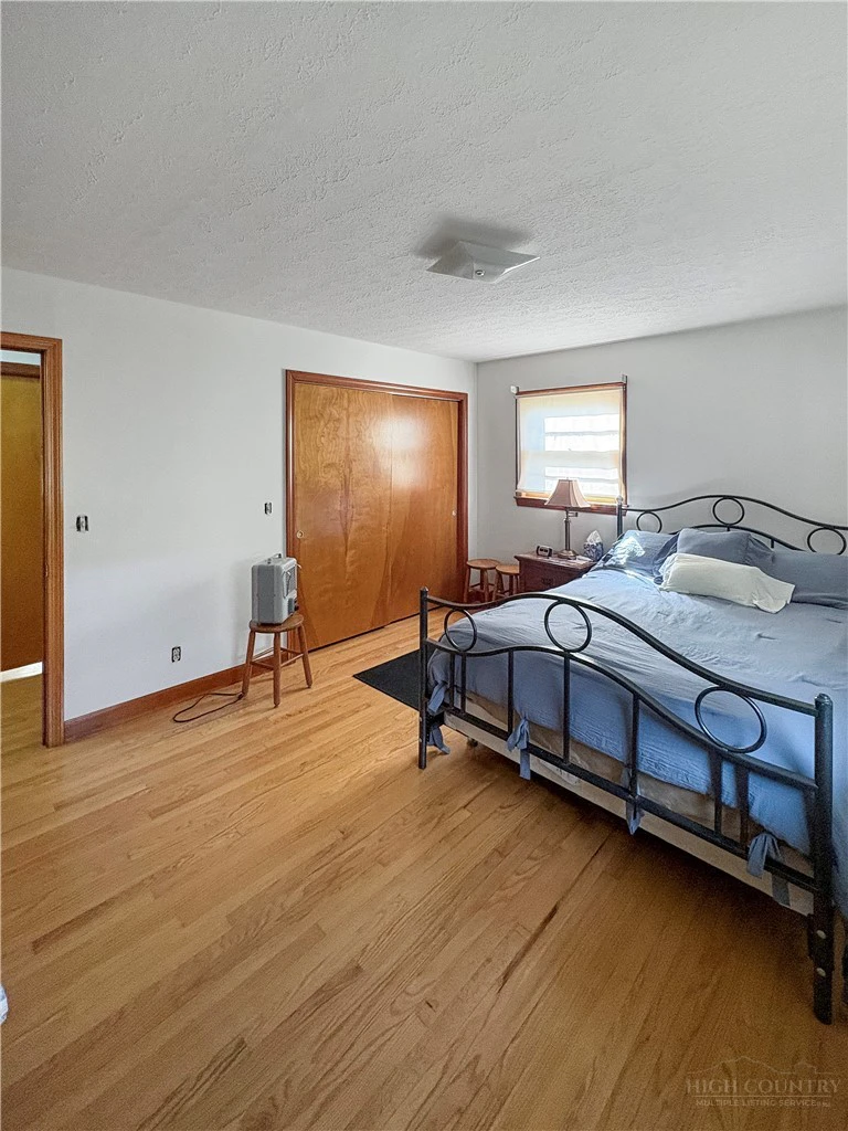 Image number 4 for the current listing