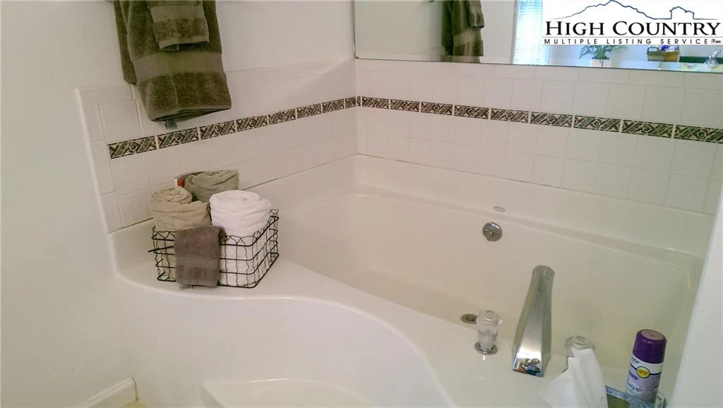Image number 8 for the current listing