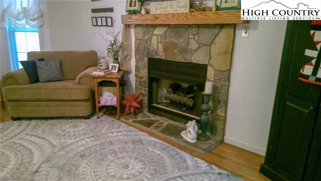 Image number 20 for the current listing