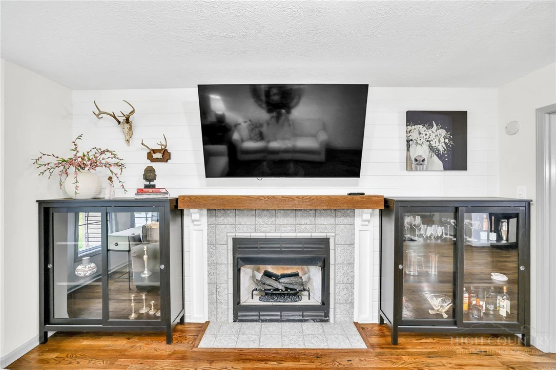 Image number 14 for the current listing