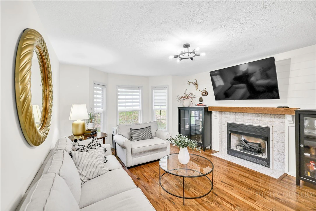 Image number 15 for the current listing