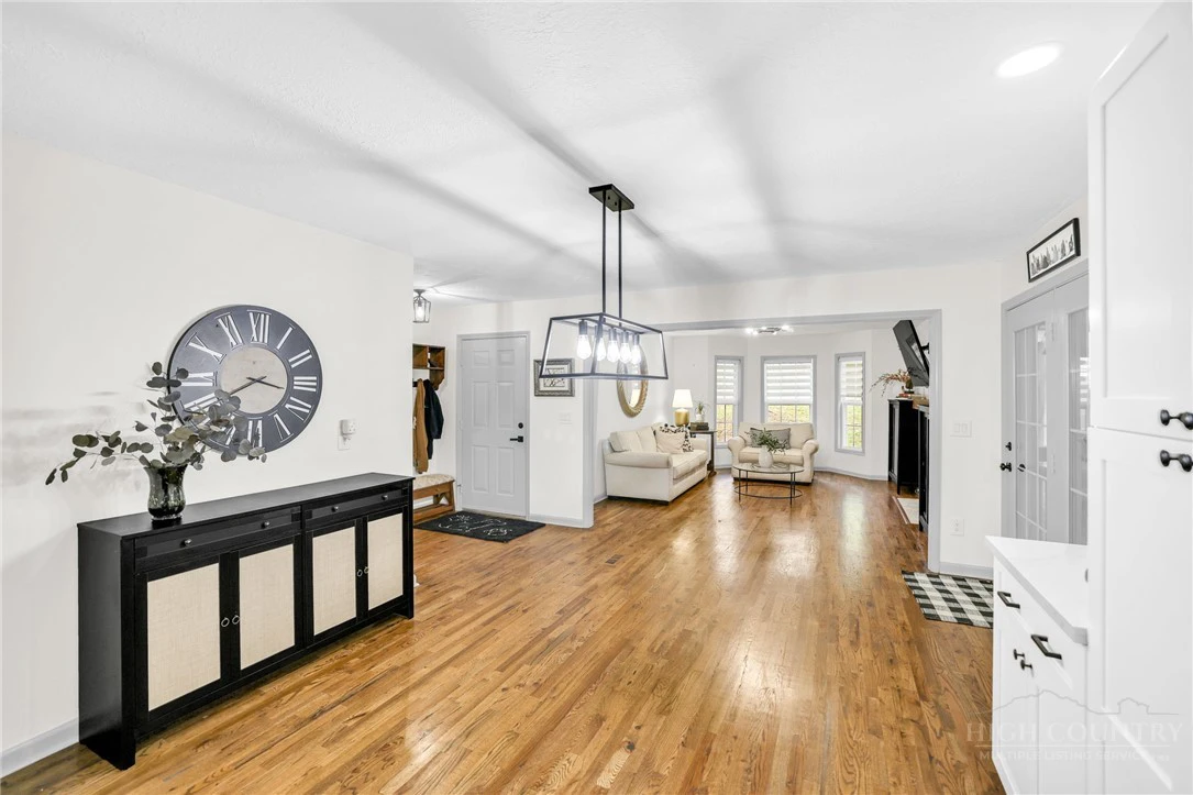 Image number 19 for the current listing
