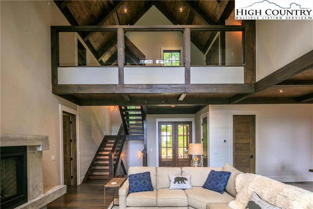 Image number 3 for the current listing