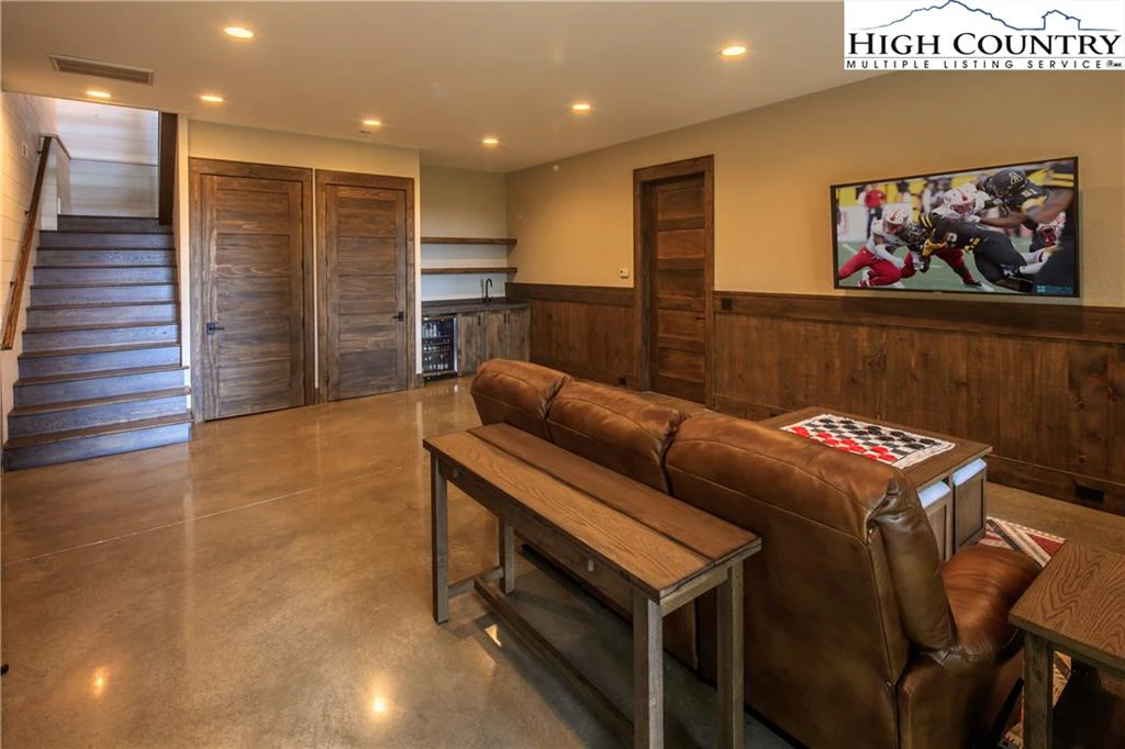 Image number 11 for the current listing