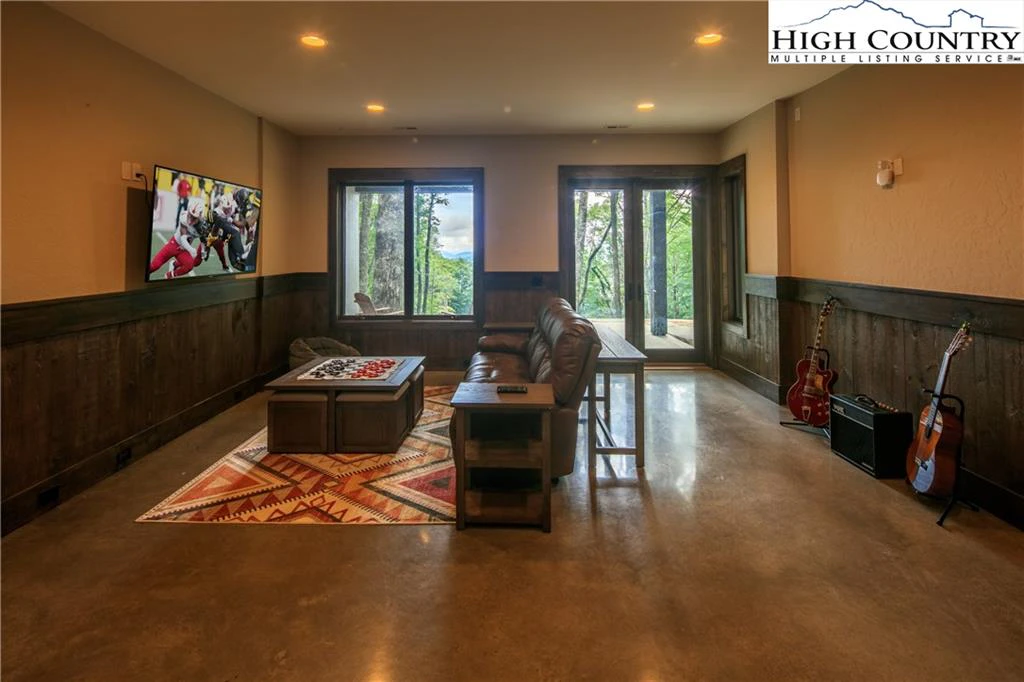 Image number 12 for the current listing