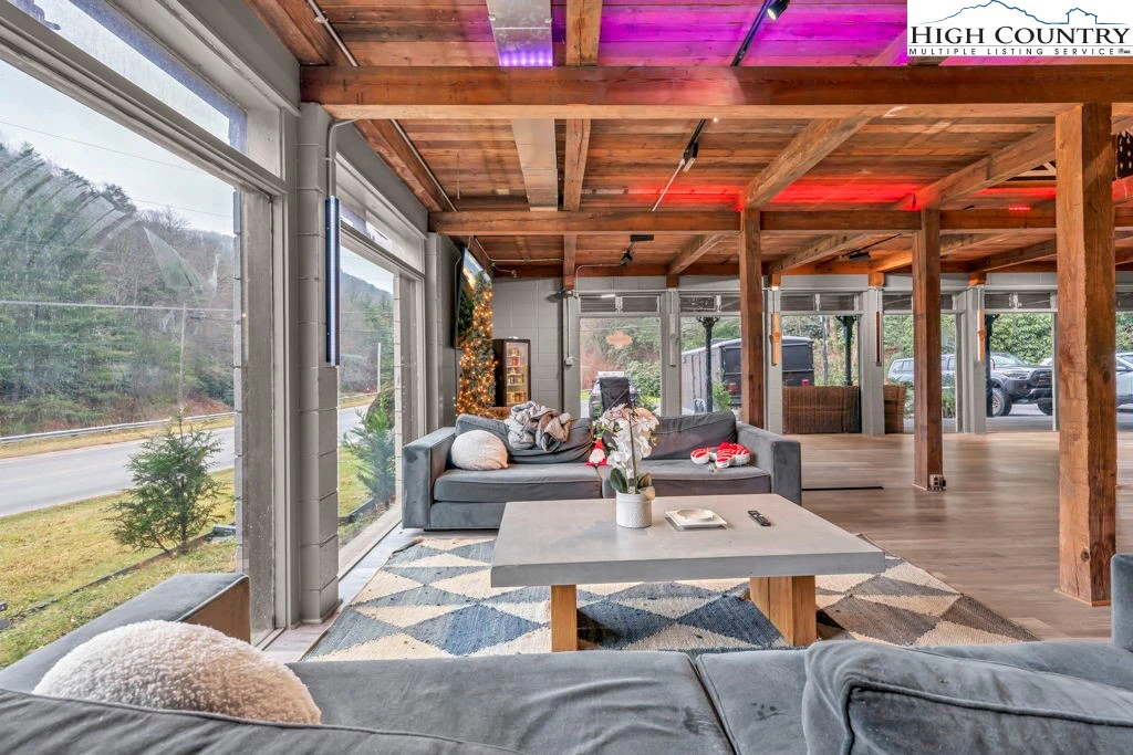 Image number 19 for the current listing