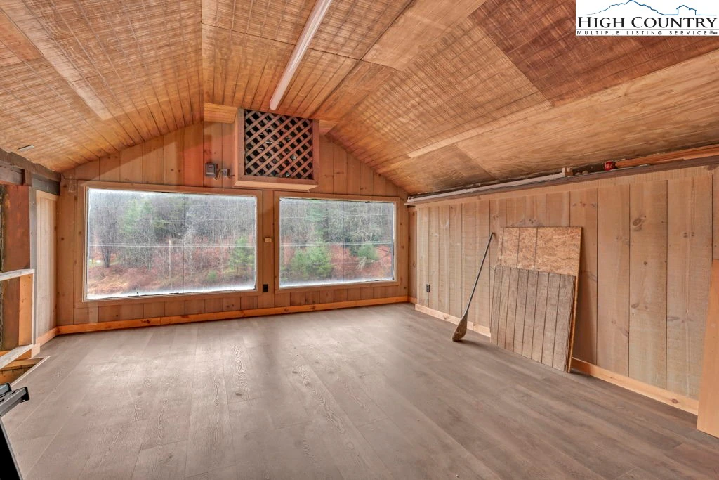 Image number 9 for the current listing
