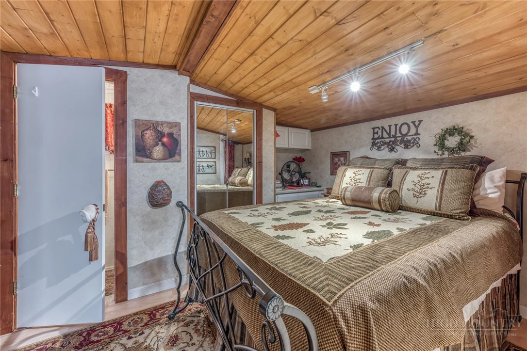 Image number 14 for the current listing