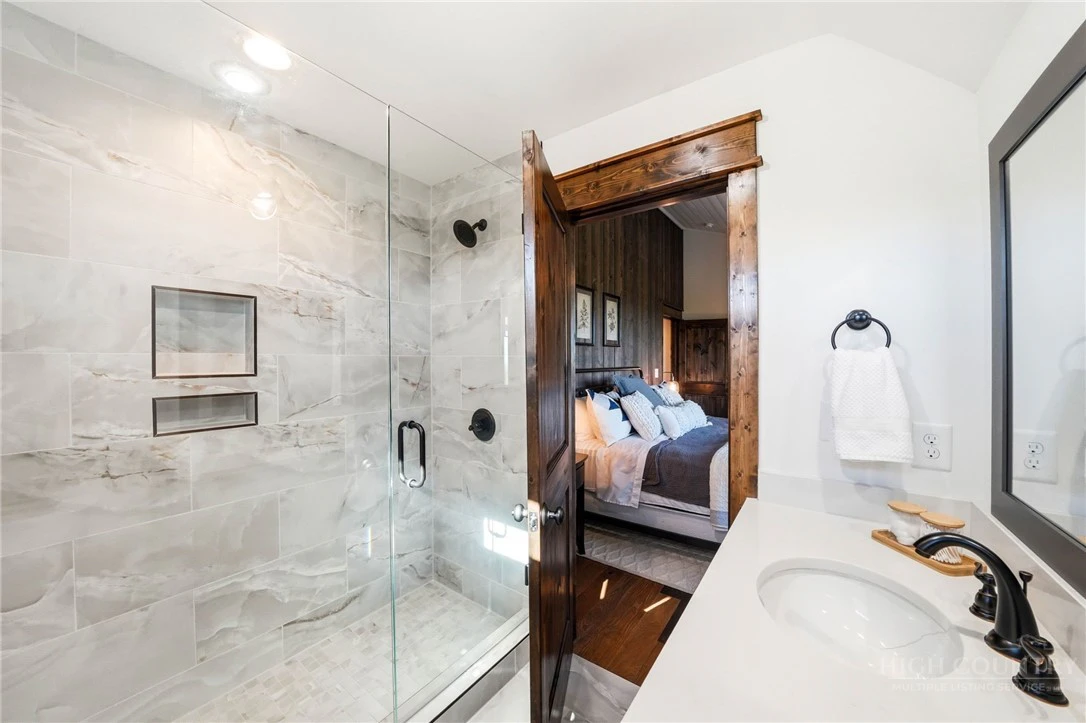 Image number 5 for the current listing