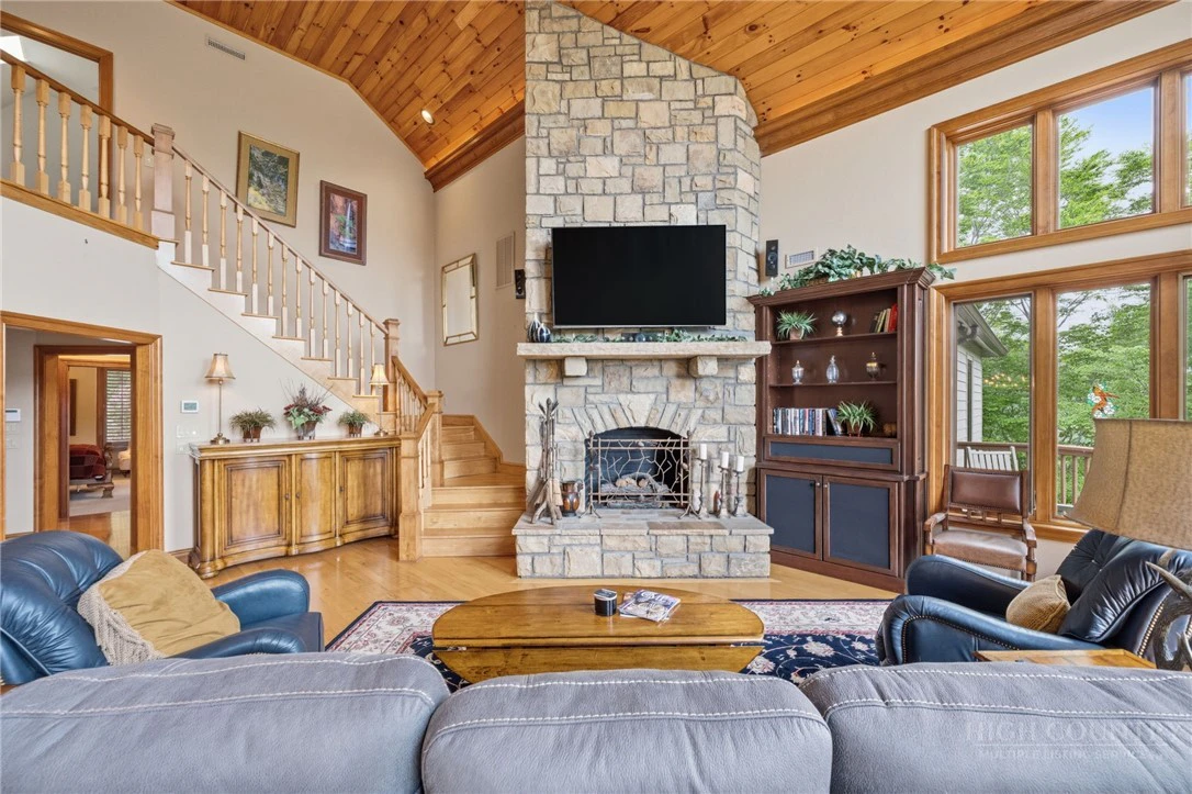 Image number 13 for the current listing