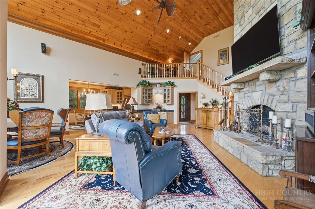 Image number 14 for the current listing