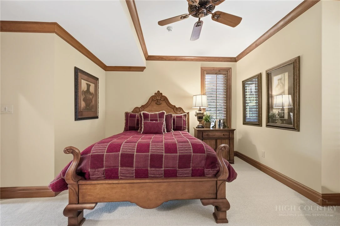 Image number 17 for the current listing