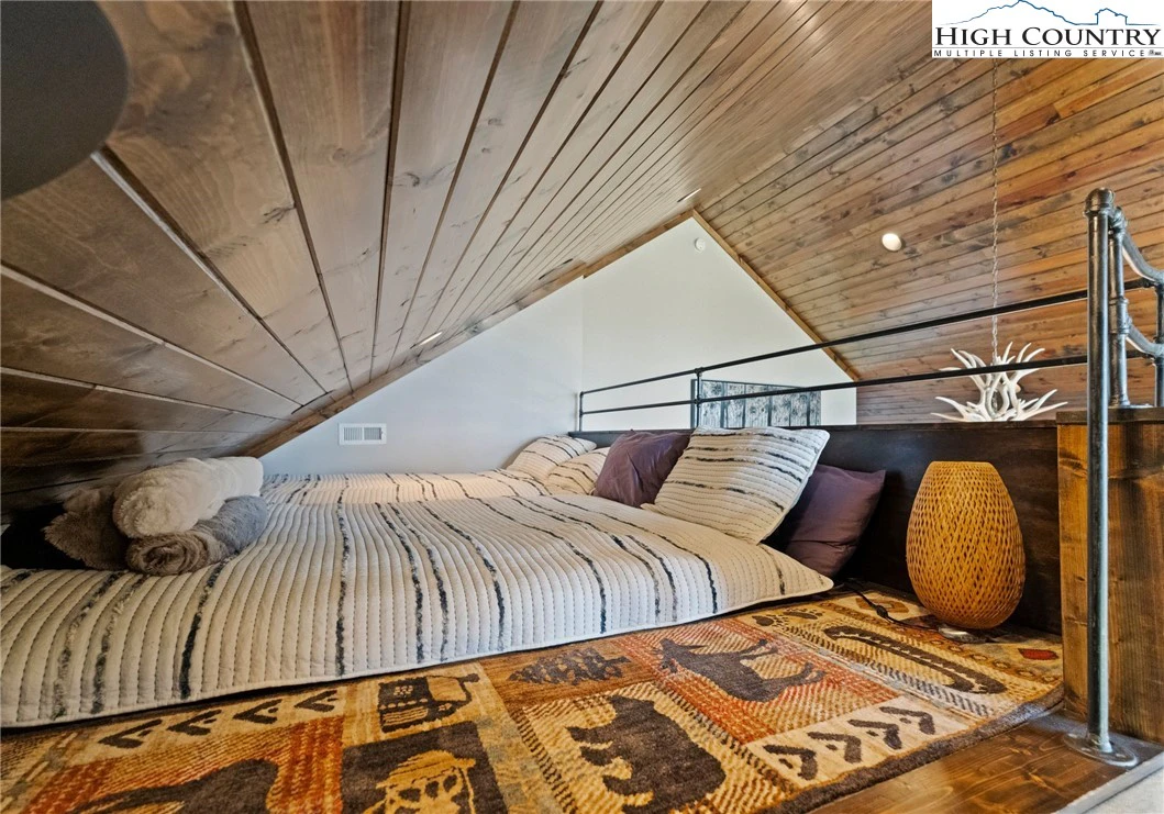 Image number 2 for the current listing