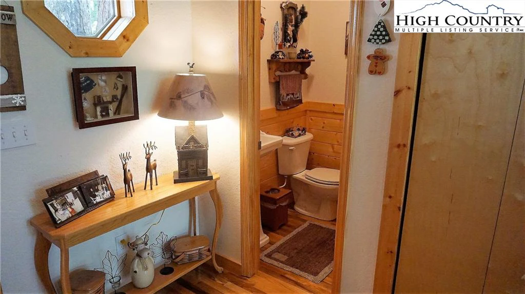 Image number 19 for the current listing