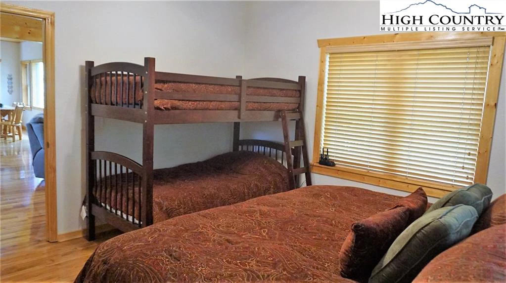 Image number 2 for the current listing