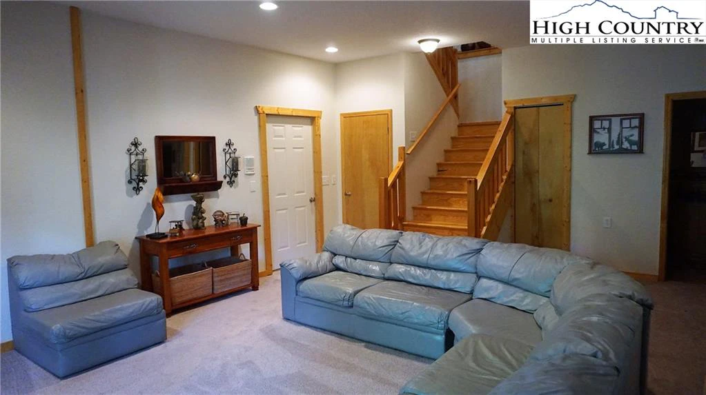 Image number 14 for the current listing
